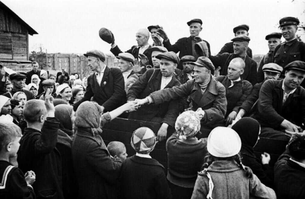 Проводы советских мужчин на фронт (Фото носит иллюстративный характер)