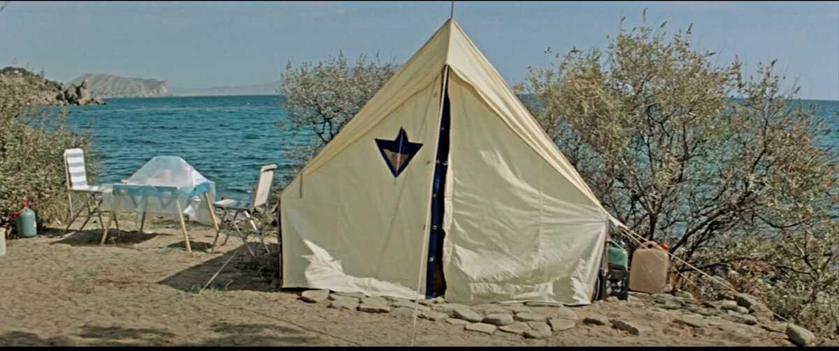 Кажется, что это- стандартная брезентовая палатка (как была у моих бабушки и дедушки в 60-е). Кадр из фильма Три плюс Два (1963)