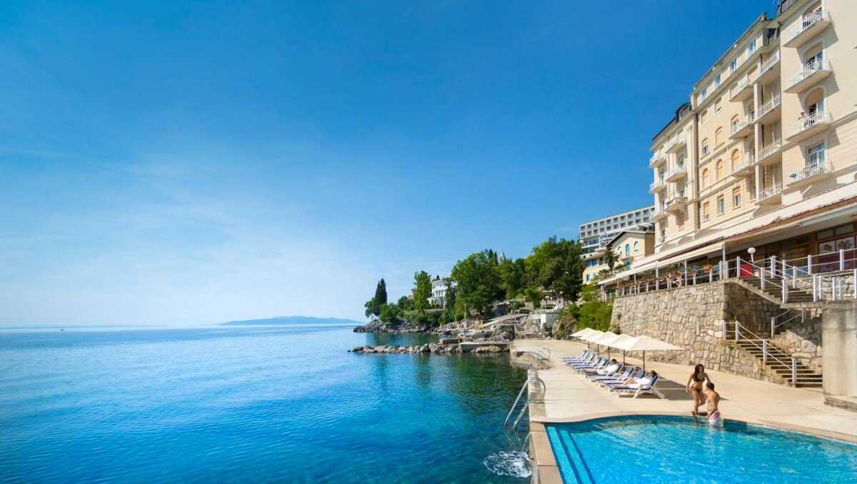 Наш отель в Опатии. Море, бассейн, шезлонги - что еще нужно пенсионерам?