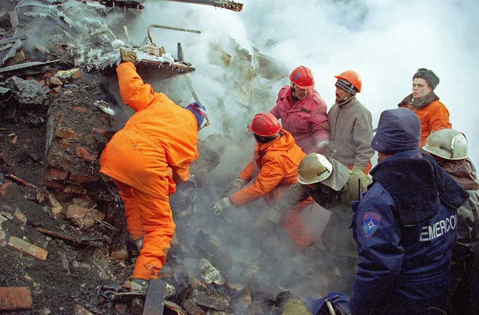 Спасатели разбирают завалы. Фото Бориса Слепнева