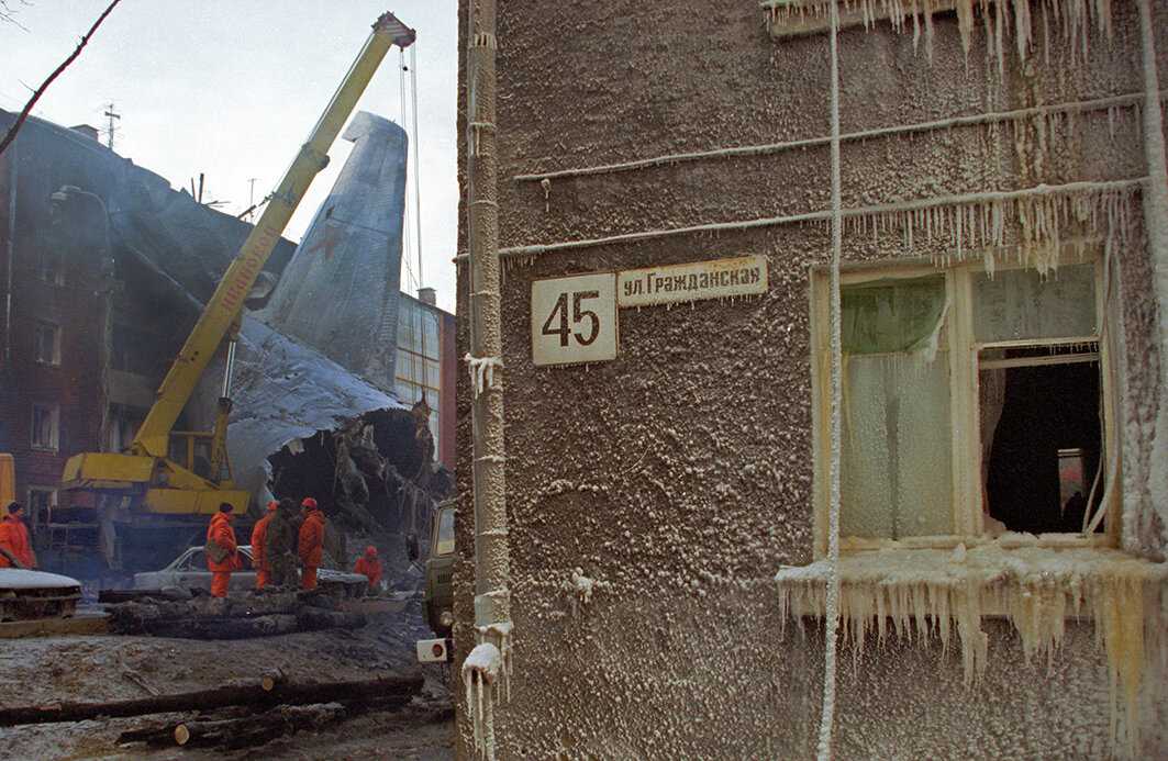 Основнойо удар принял дом на Гражданской, 45. Фото Бориса Слепнева