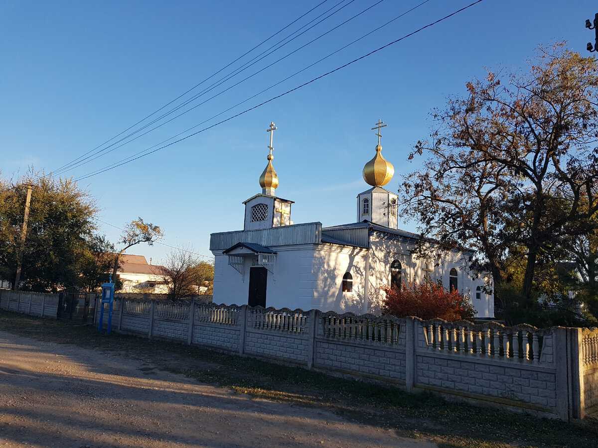 Православный храм в селе.