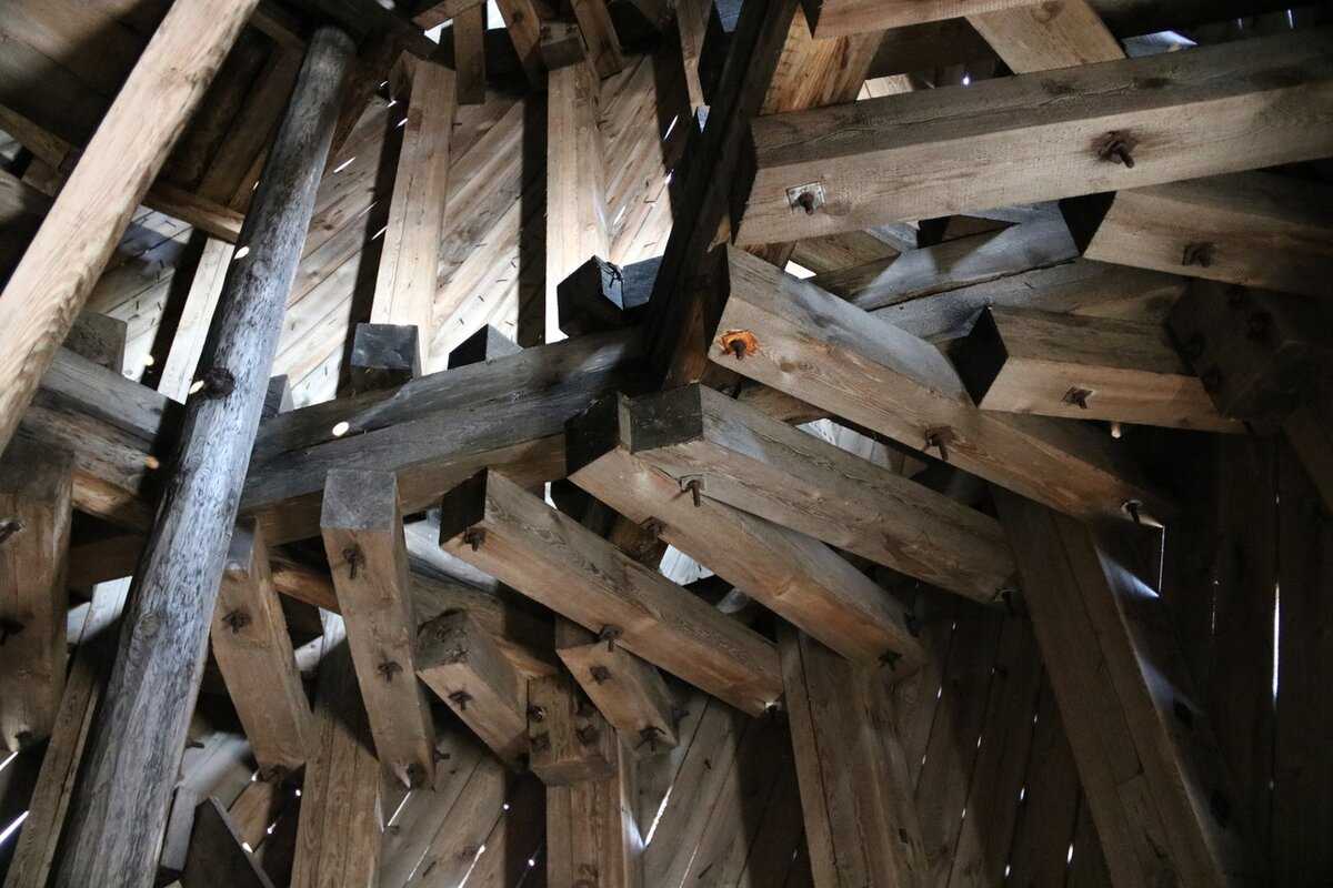 Маяк Вилькицкого деревянный. Построен в середине прошлого века. На фото - винтовая лестница внутри маяка (фото Никита Кириллов)