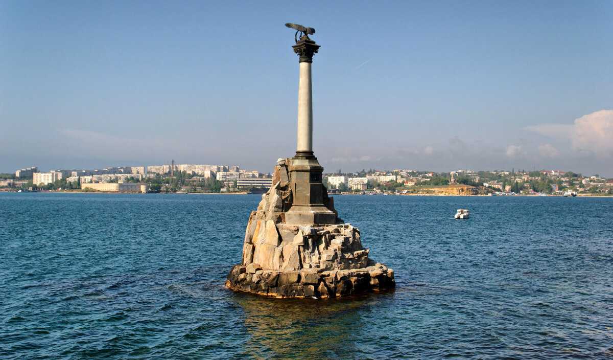 Памятник затопленным кораблям, установленный в честь обороны Севастополя во время Крымской войны 