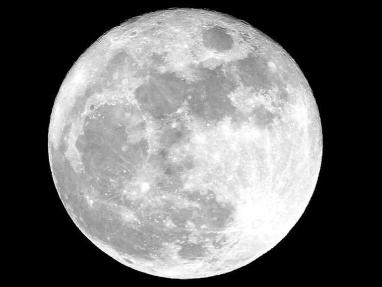 Луна - не идеальный шар, а овал