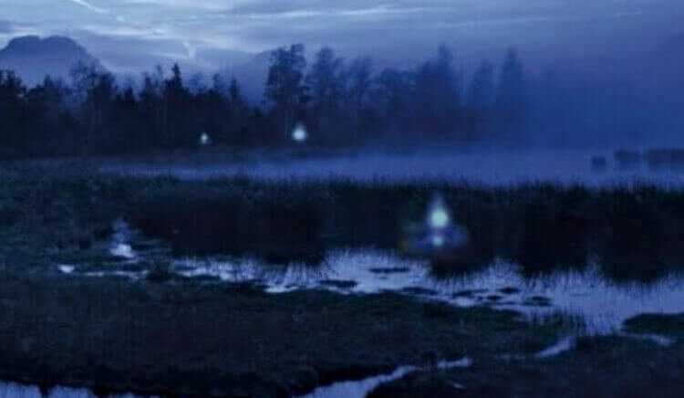 Иногда над болотами можно заметить светящиеся огни, но откуда они берутся?