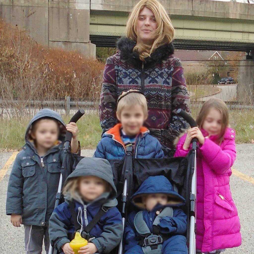 Внучка Владимира Высоцкого: она приняла иудаизм, сменила имя и стала носить парик. Как живет Наама, её муж и их 7-ро детей в США