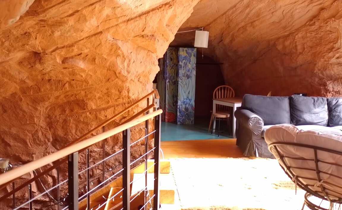 Мужчина 25 лет рыл в пещере дом для своей семьи. Результат проделанной работы впечатляет