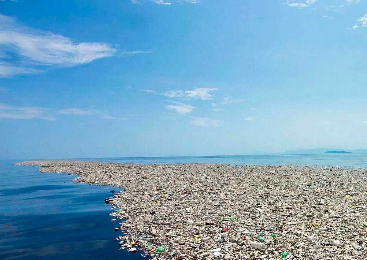 Такие фото мусорных островов обычно делают возле берега - затем пластик успевает разложиться до более мелких кусочков 