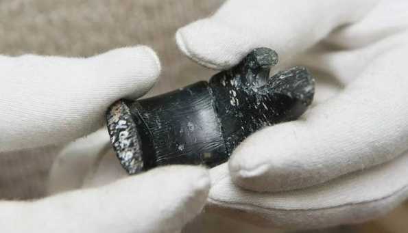 Фото: http://siberiantimes.com/science/casestudy/features/f0100-stone-bracelet-is-oldest-ever-found-in-the-world/