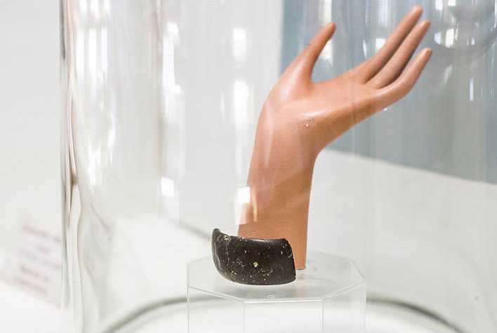 Фото: http://siberiantimes.com/science/casestudy/features/f0100-stone-bracelet-is-oldest-ever-found-in-the-world/ 