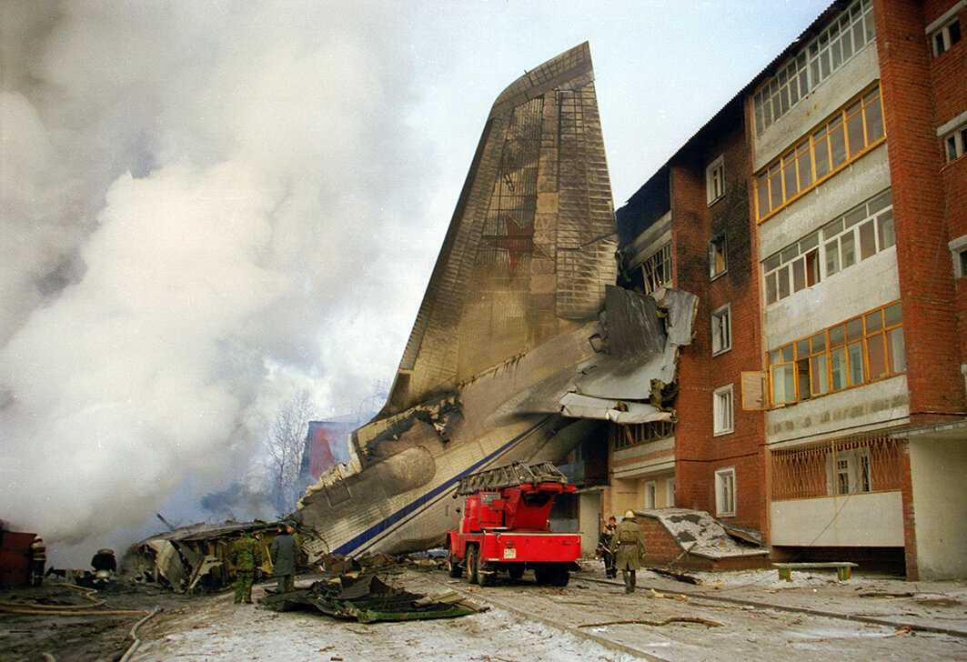 Хвост "Руслана" зацепился за пятиэтажный дом по улице Мира. Фото Бориса Слепнева