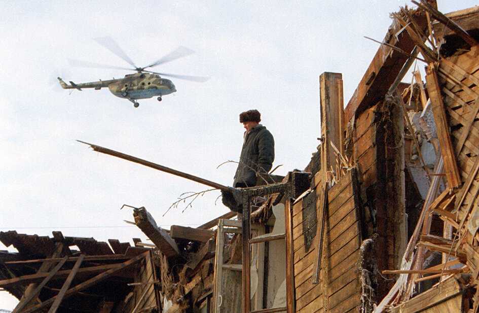 При падении "Руслан" частично снес крышу деревянного дома. Фото Бориса Слепнева