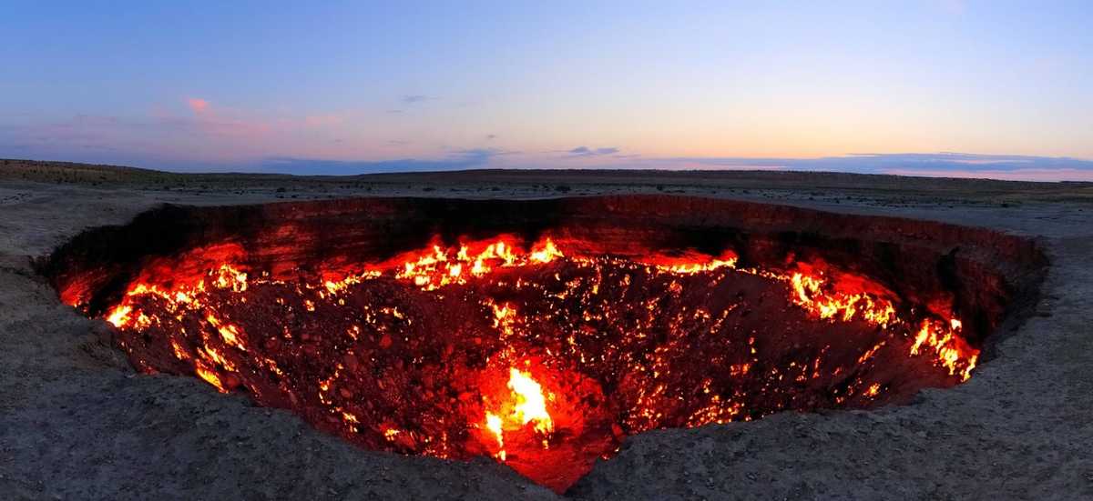 Президент Туркменистана поручил потушить «Врата ада». Откуда взялся этот горящий кратер и почему его хотят закрыть