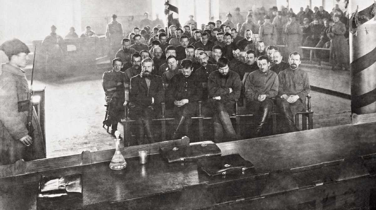 Анатолий Пепеляев (в первом ряду в центре) и его сторонники на судебном заседании в Чите (январь 1924 года.)