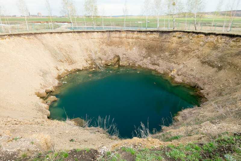 Акташский провал — озеро там, где провалился трактор под землю в 1939 году