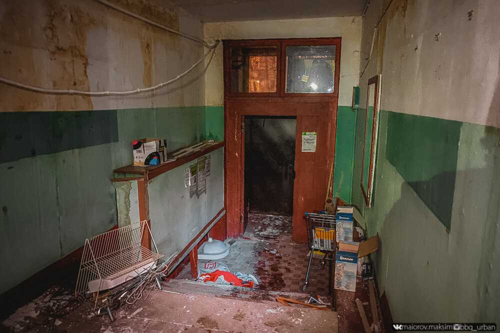 В Москве расселяют 9-этажные дома. Пробрался внутрь и был поражен - вещи просто бросили. И даже не выключили свет!
