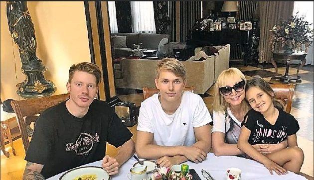Дени с братом Никитой Пресняковым, сестрой Клавой и Кристиной Орбакайте