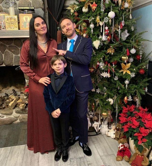 Елена Ваенга с сыном Иваном и вторым мужем Романом Садырбаевым.