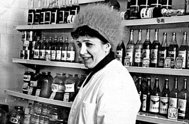 Советский продовольственный магазин, витрина с крепкими напитками. Фото из открытых источников