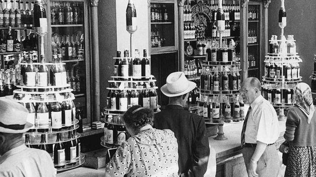 Ликёроводочный отдел в советском магазине. Фото из открытых источников