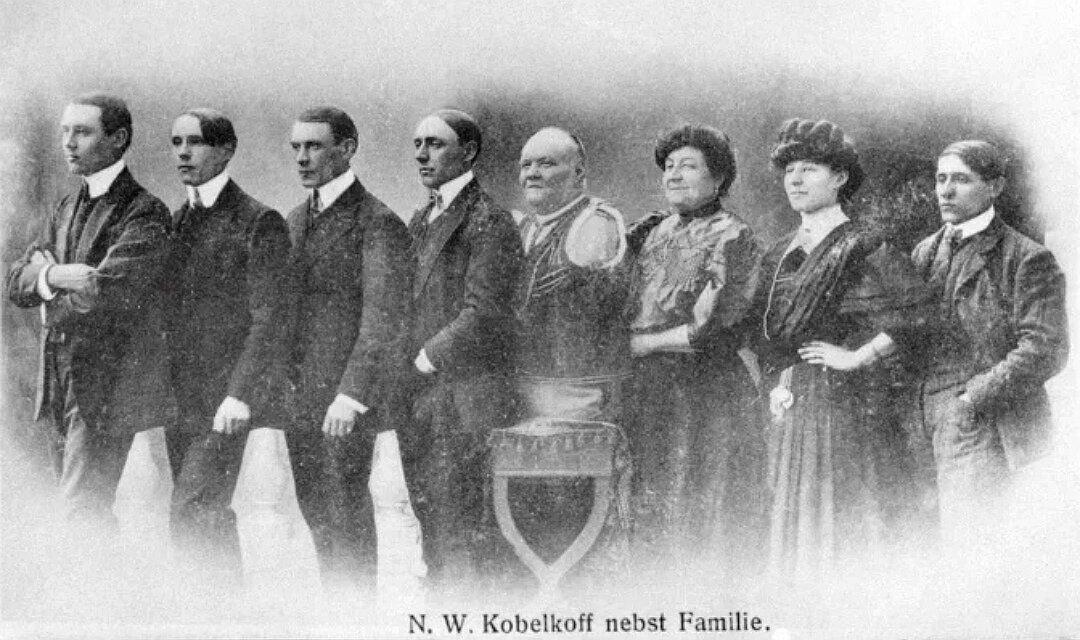 Большая семья Кобельковых. Николай, Анна и их шестеро детей