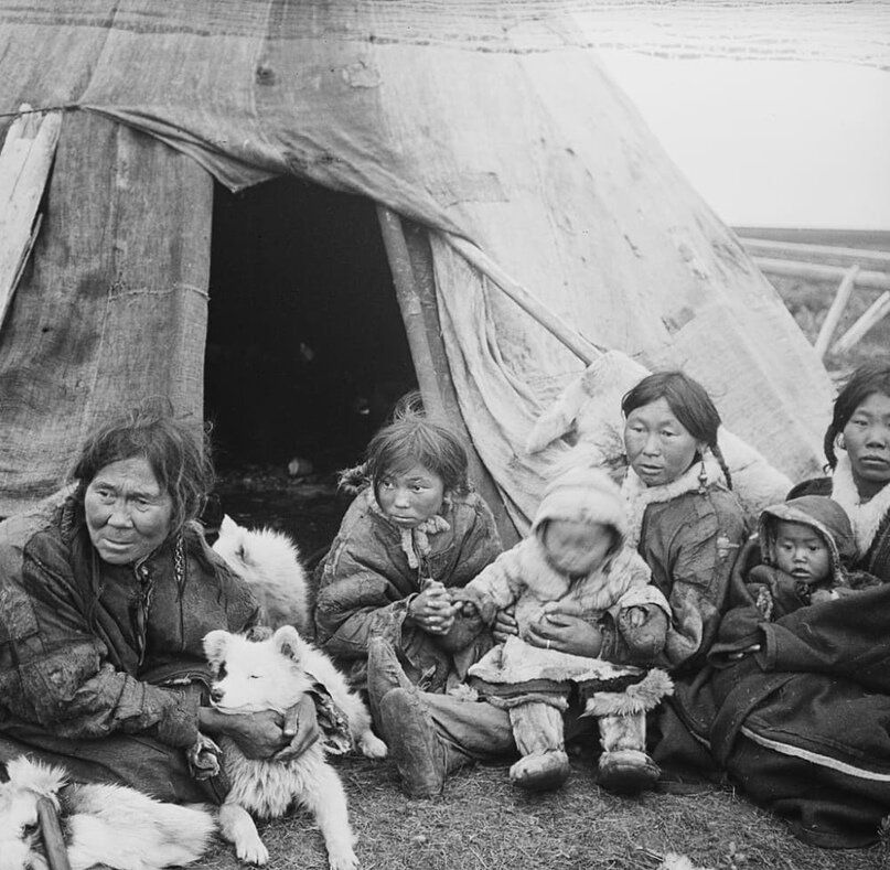 Снимок ненецкой семьи 1913 года, сделанный Фритьофом Нансеном в Арктике/ © nationmagazine.ru