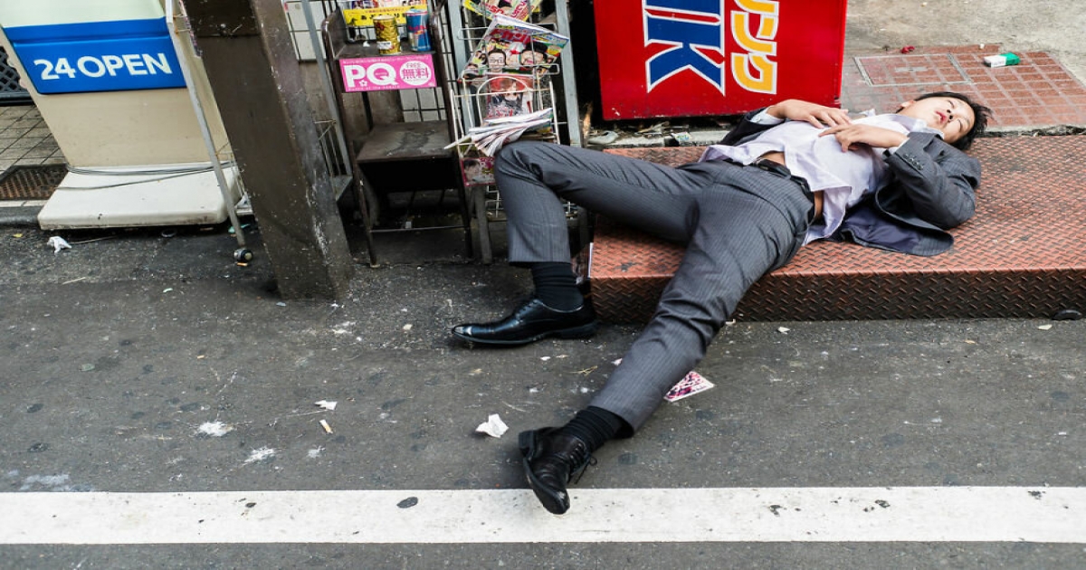 Этот фотограф несколько лет снимал пьянство на улицах Японии, и вот, что из этого вышло