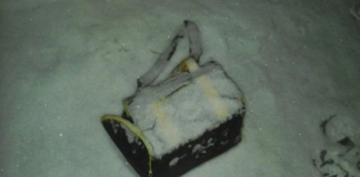 Мужчина заметил что-то желтое в снегу.